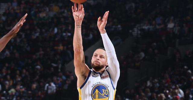 尤文全队和球迷一起出现在登机口，斯帕莱蒂和球迷们友好互动（尤文全队与球迷同现登机口，斯帕莱蒂亲切互动）