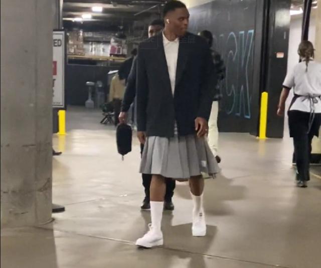 挪威客场4-1逆转意大利全胜晋级世界杯正赛，哈兰德梅开二度（哈兰德双响，挪威客场4比1逆转意大利，以全胜战绩直通世界杯正赛）